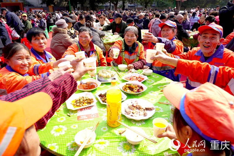 环卫工人品尝百家宴。人民网记者 刘祎摄