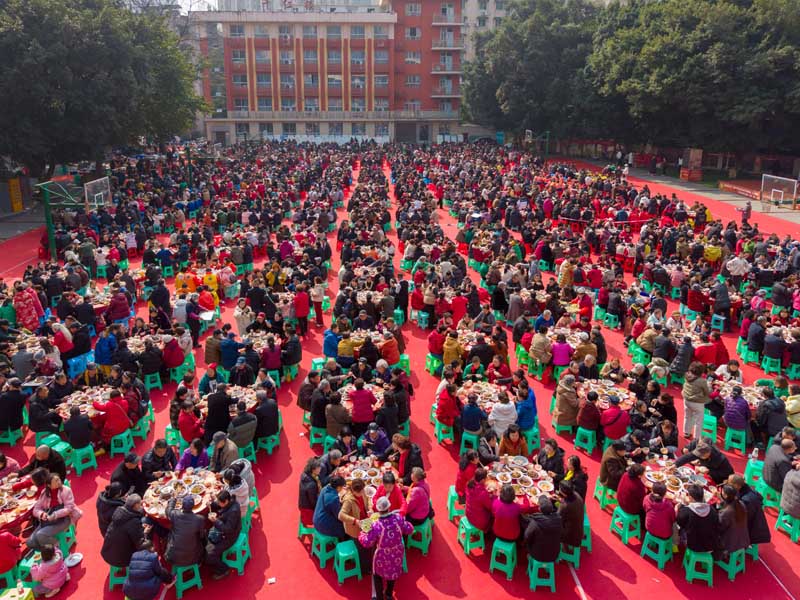 千人同庆百家宴活动现场。郭旭摄