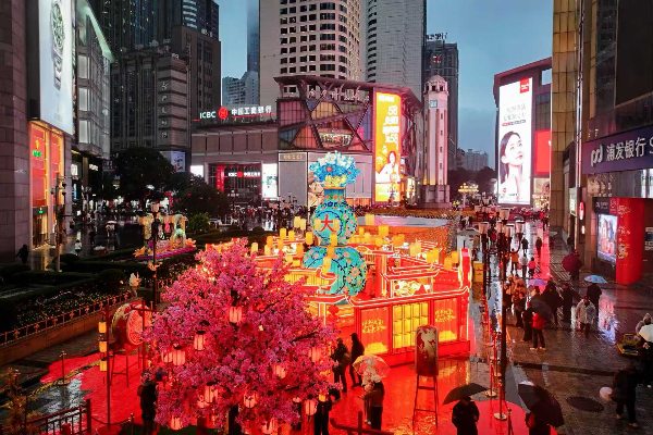 灯火耀新春，消费气氛浓。渝中区委宣传部供图