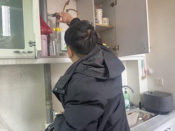 工作人员上门排查安全隐患。重庆燃气集团供图