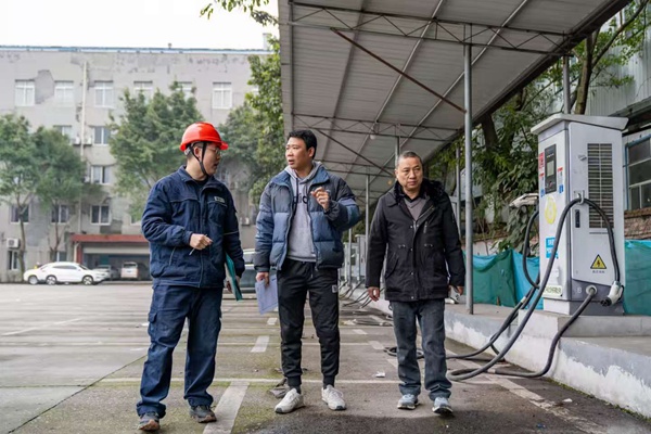 为充电站“体检”。国网重庆永川供电公司供图