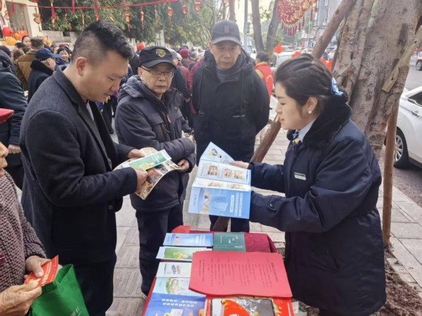 大渡口區支行新港社區在開展反詐反假幣宣傳。郵儲銀行重慶分行供圖