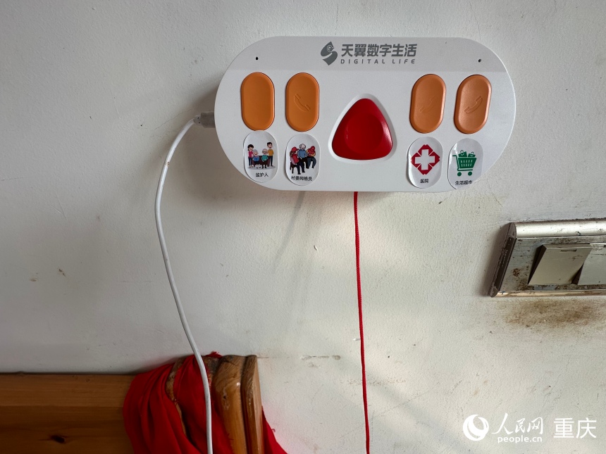 安装在老人床头的智慧助老终端。人民网记者 刘政宁摄