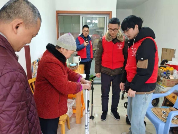 工作人员指导老人实操练习便民设备。重庆市一福养老发展中心供图
