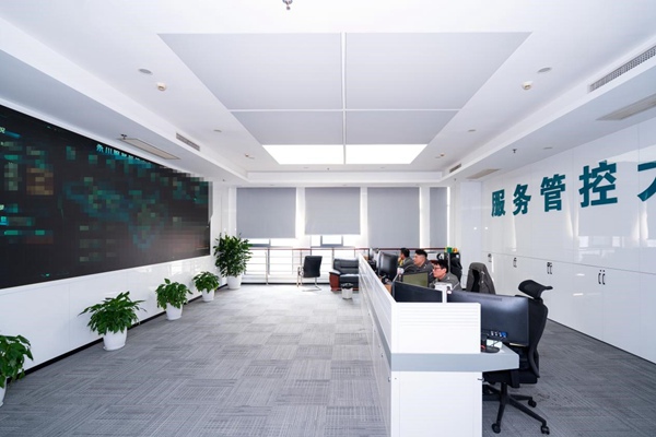 工作人员对辖区服务诉求进行监测。国网重庆永川供电公司供图