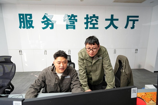 工作人员对上线功能进行调试。国网重庆永川供电公司供图