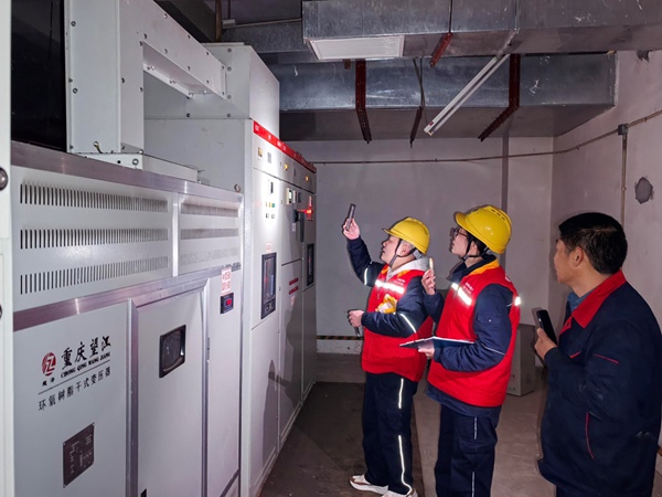 工作人员对设备进行巡视检查。国网重庆永川供电公司供图