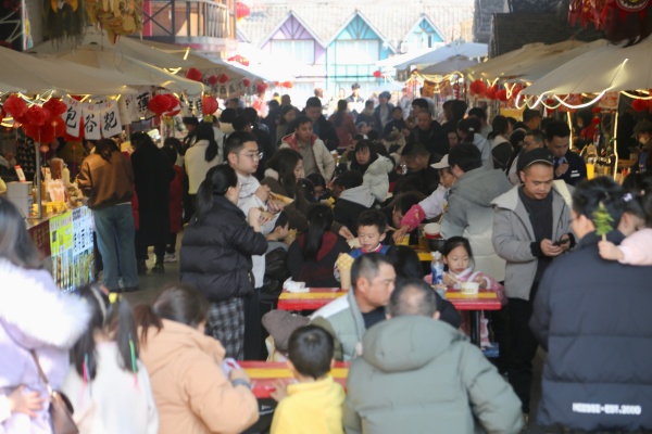 景区内人流如织。景区供图