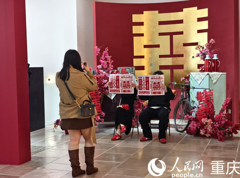 新人在婚姻登记大厅拍照打卡。人民网 陈琦摄