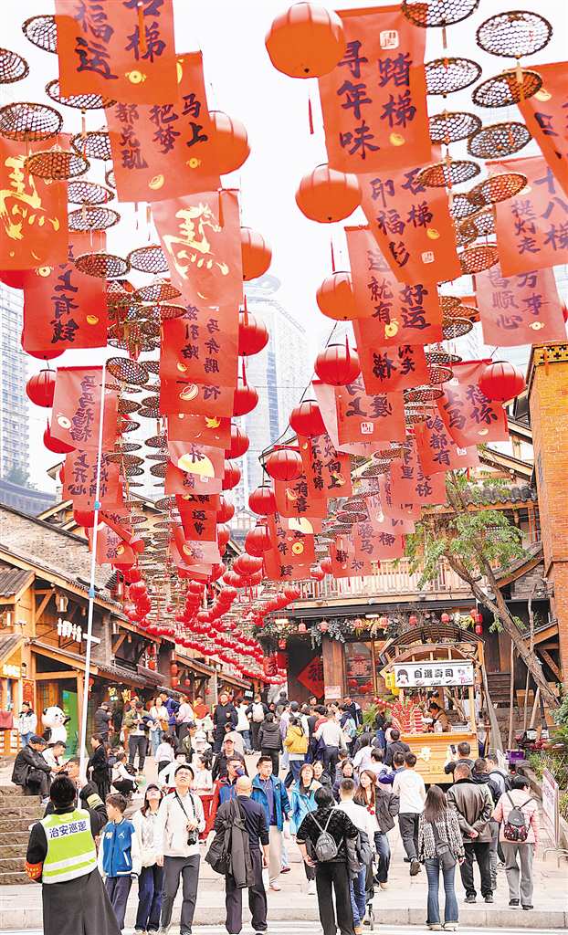 二月十五日，渝中區，游客們正在十八梯傳統風貌景區打卡拍照品美食，感受巴渝歷史文化的魅力。（特約攝影 鐘志兵）
