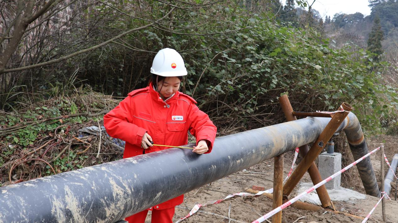 正在执行检测工作的李欣霖。向米立 摄