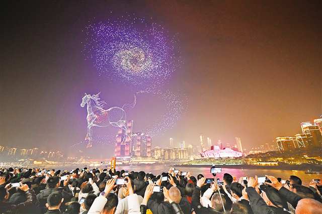2月16日，南岸区南滨路，众多市民和游客现场观看无人机灯光秀展演。记者 谢智强 摄/视觉重庆