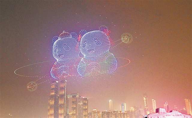 无人机灯光秀展现憨态可掬的熊猫图案。记者 谢智强 摄/视觉重庆