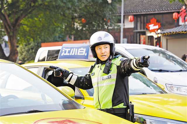 沙坪壩區井雙大隊渝警驍騎隊員在磁器口后街指揮交通。通訊員 郭晉 攝/視覺重慶