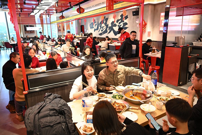 2月16日，南岸区南滨路某商场，开心温暖的年夜饭氛围。记者 谢智强 摄