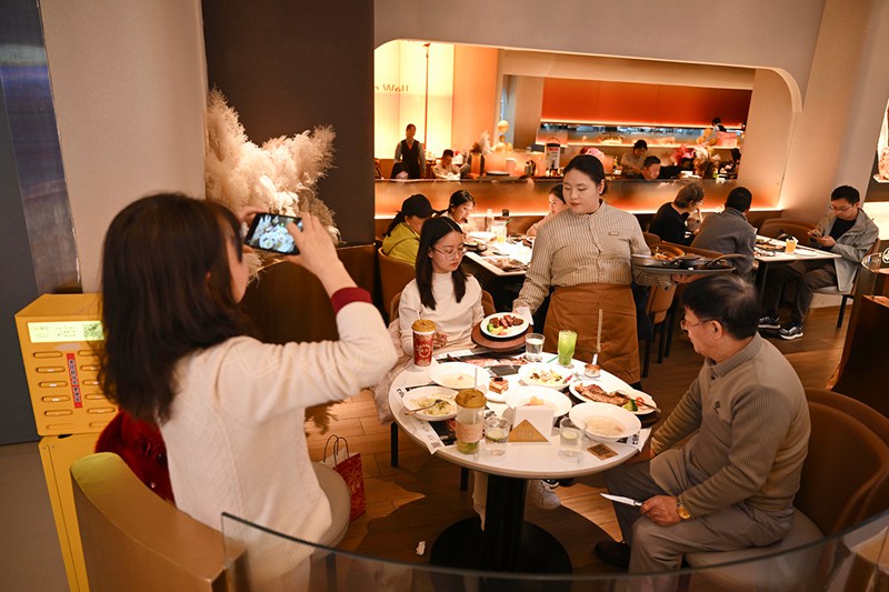 2月16日，南岸区南滨路某商场，服务员正在上菜。记者 谢智强 摄
