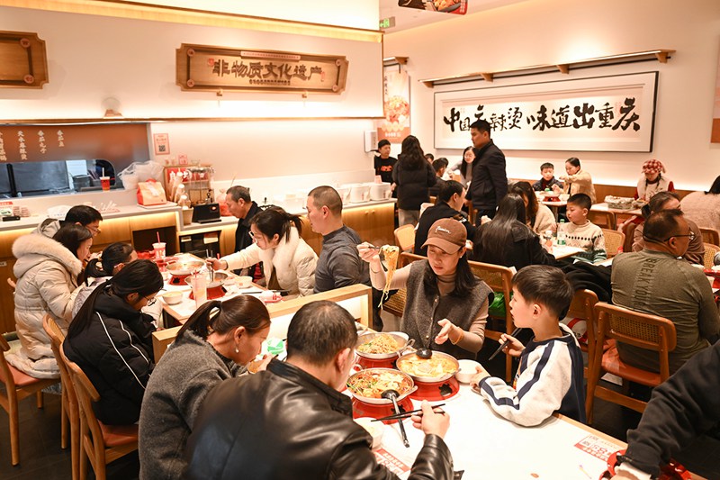 2月16日，南岸区南滨路某商场，人气旺。记者 谢智强 摄