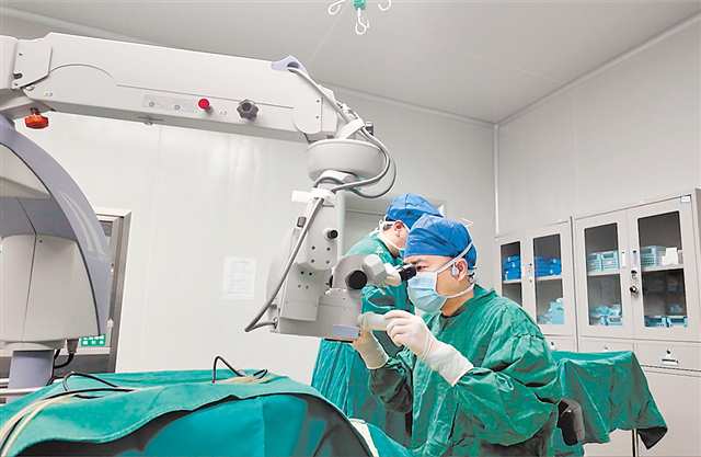 胡柯（右）在为患者做眼科手术。通讯员 何瑞 仁青 摄\视觉重庆