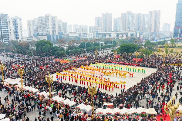 龙舞巡游，年味十足。铜梁区委宣传部供图