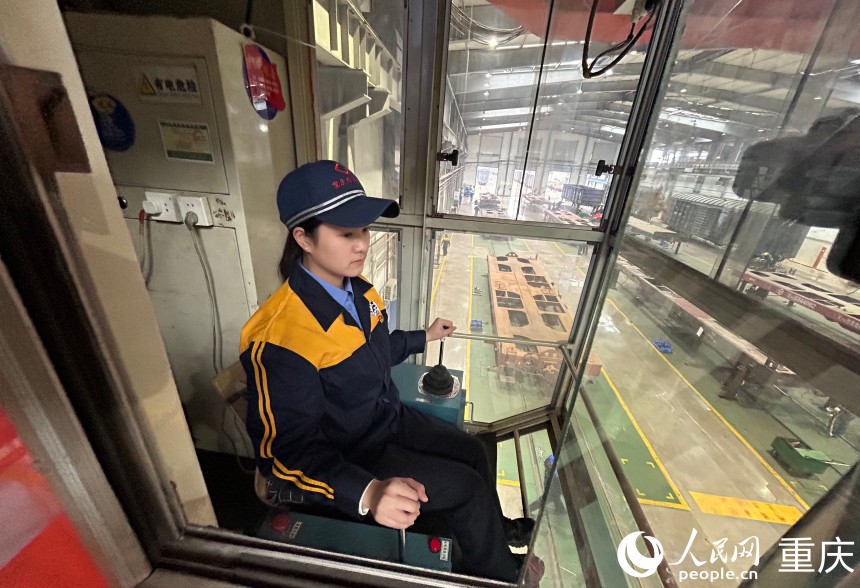 宋思瑶在天车操作间工作。人民网记者 刘祎摄