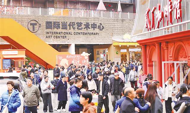 二月十八日，渝中区鹅岭二厂文创公园，市民和游客在文创园区打卡，欢度马年春节。特约摄影 钟志兵\视觉重庆