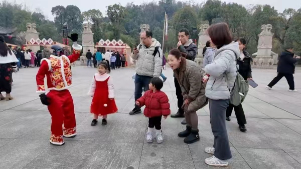 身着喜庆装饰的机器人与游客互动。大足区融媒体中心供图
