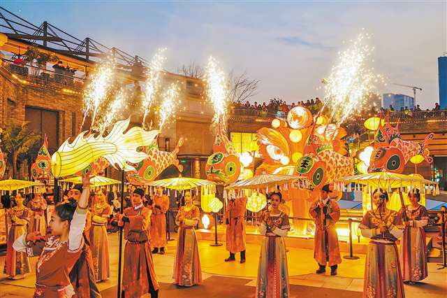 賞花燈 2月20日,南岸區長嘉匯購物公園上演新春限定巡游。特約攝影 郭旭/視覺重慶