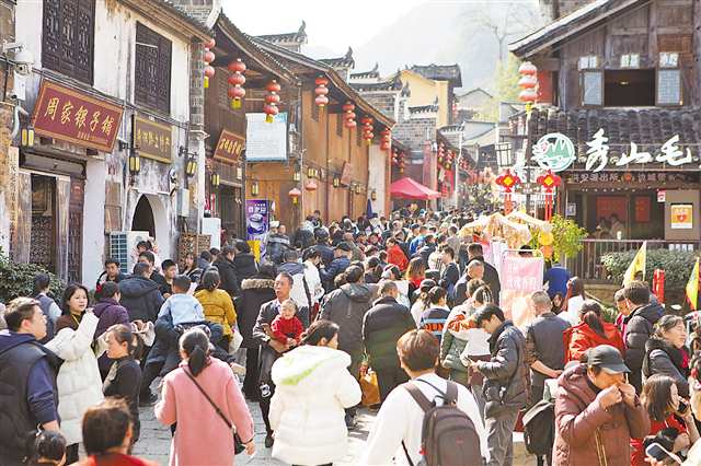 逛老街 2月19日,秀山縣洪安古鎮老街熱鬧非凡。通訊員 胡程 攝/視覺重慶