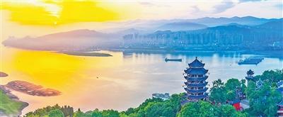 长江之滨的丰都县城。王雄伟摄
