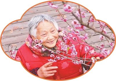 重庆璧山区丁家街道石垭村，老人在院落里赏梅花。丁家街道供图