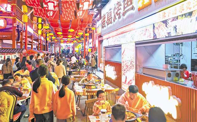 二月二十三日,位於兩江新區的渝味360碗鴻恩大街區國潮美食街,游客絡繹不絕。記者 齊嵐森 攝\視覺重慶