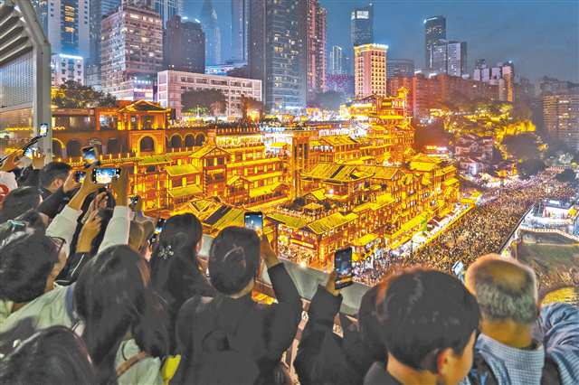 2月20日,渝中區,千厮門大橋上滿是打卡洪崖洞的旅客。記者 李雨恆 攝/視覺重慶