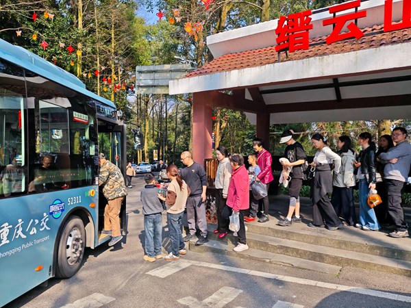 春节假期,地面公交保障市民游客出行。重庆交通开投集团供图