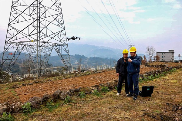 国网彭水供电公司输电运检班班员曾计和陈俊手持无人机遥控器进行特训。国网重庆市电力公司供图