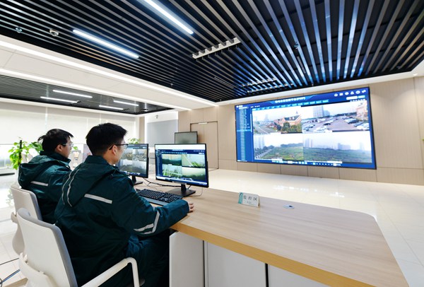 国网重庆市区供电公司员工在全景监控中心在线监控输电线路运行情况。国网重庆市电力公司供图