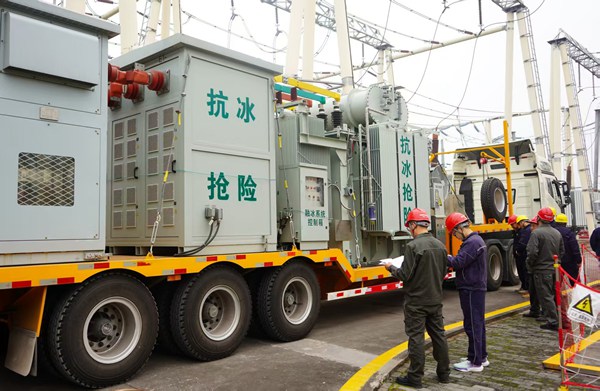 国网丰都供电公司在220千伏丰都变电站开展线路融冰演练。国网重庆市电力公司供图