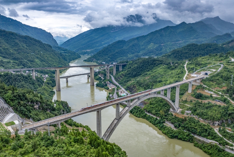 ▲渝黔高速铁路贯通后，列车正飞驰经过风景优美的武隆山区。（资料图片）记者 郑宇 摄/视觉重庆