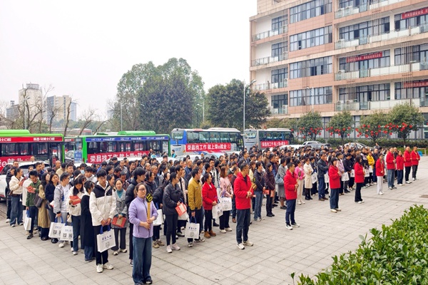 荣昌区“春风送岗促就业”进企活动。荣昌区人力社保局供图