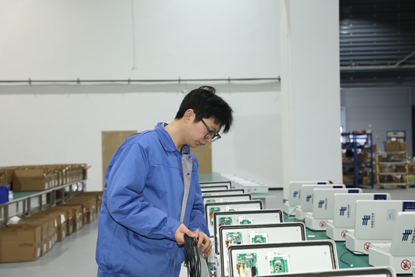 英飛源的員工正在進行裝配工作中的物料放置。兩江協同創新區供圖