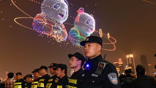 春节期间，民警在大型无人机灯光秀观演区域执勤。南岸区公安分局供图