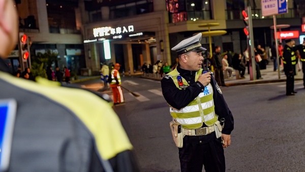 春节期间，民警在重点区域执勤。南岸区公安分局供图