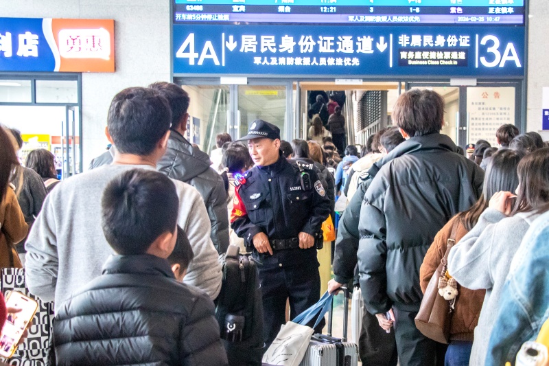 巫山站检票口，高要武引导旅客有序检票上车。胡勇摄