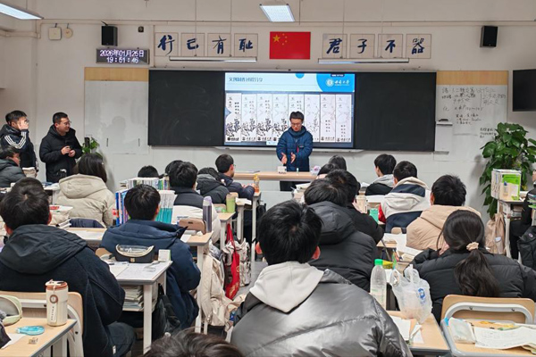 “北碚啟明星”志願服務現場。學校供圖