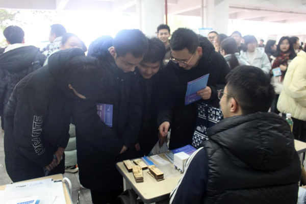 “北碚啟明星”志願服務現場。學校供圖