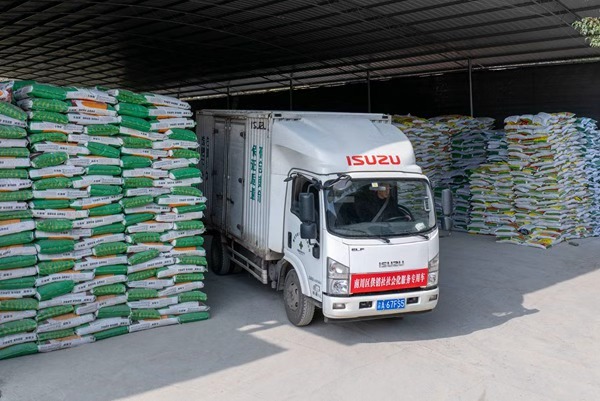 調配化肥等春耕物資。羅川攝