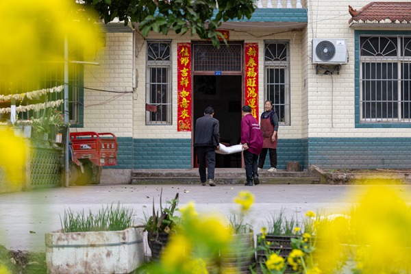 把農資送到農戶家中。羅川攝