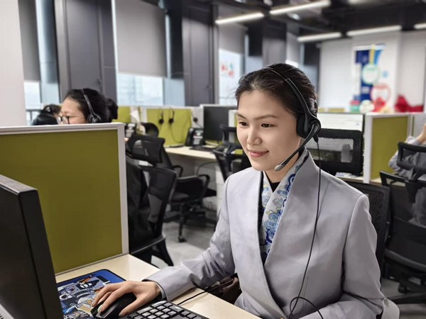 西部航空客服人員接聽旅客來電。西部航空供圖