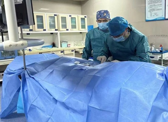 手术中。重医大附三院(方大医院)供图