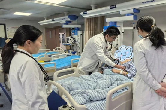 查房中。重医大附三院(方大医院)供图
