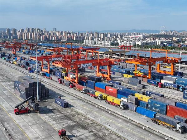 沙坪坝区的物流业高速发展。郭晋摄